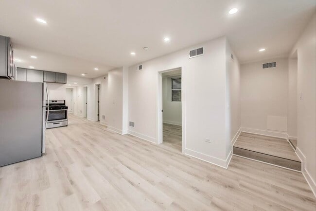 Building Photo - 1437 W Oakdale Ave