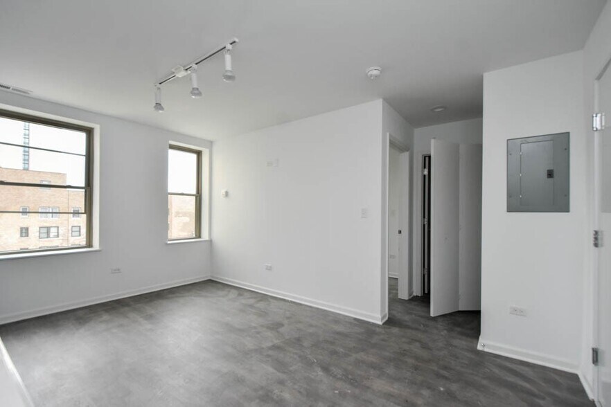 Building Photo - 940 W Winona St
