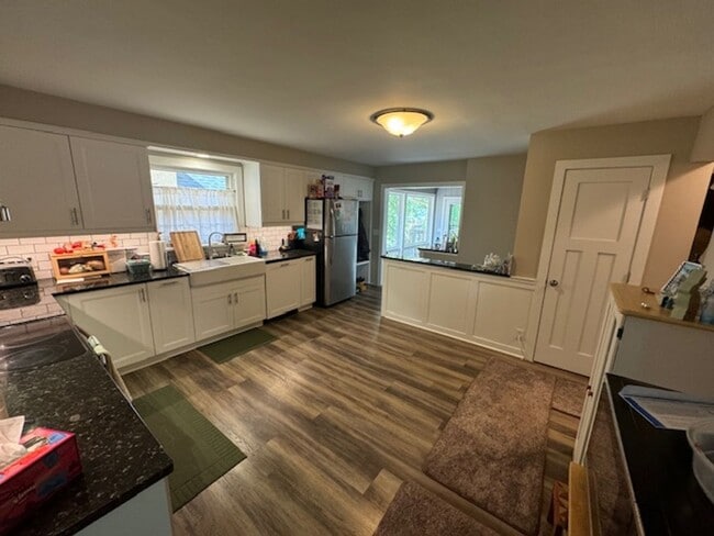 Building Photo - Updated 4 BR / 3 BA SFH w/ Hdwd Flrs, Sunny Porch, 2-car Garage in Robbinsdale!