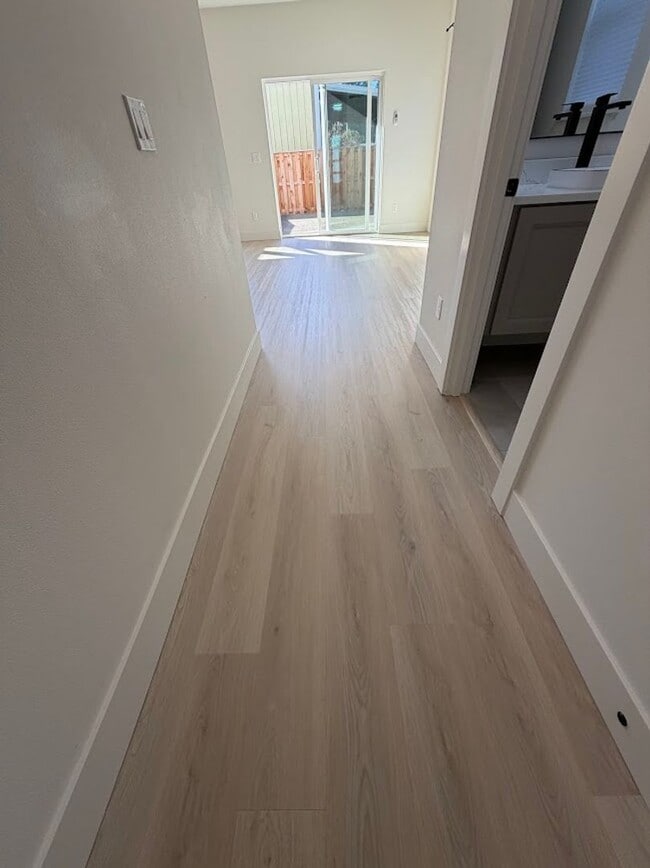 Building Photo - Modern Living Duplex in Keizer