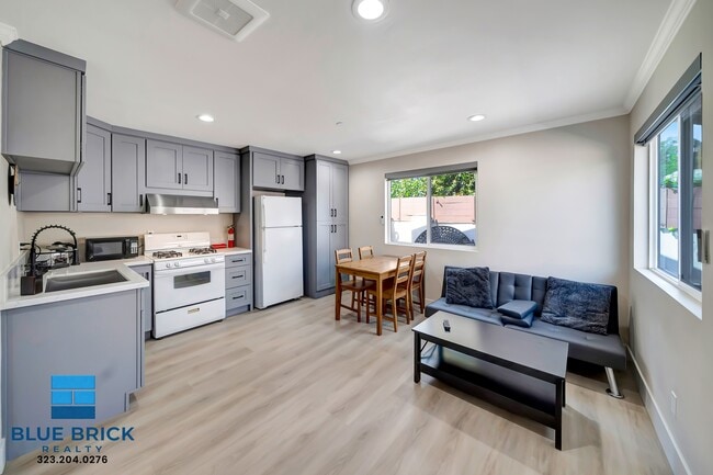 Building Photo - 5843 Vanalden Ave