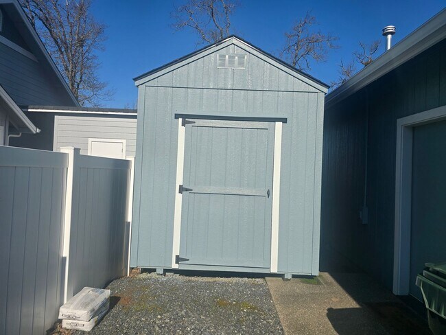 Building Photo - 3 bed 2 bath Home for Rent in Grants Pass