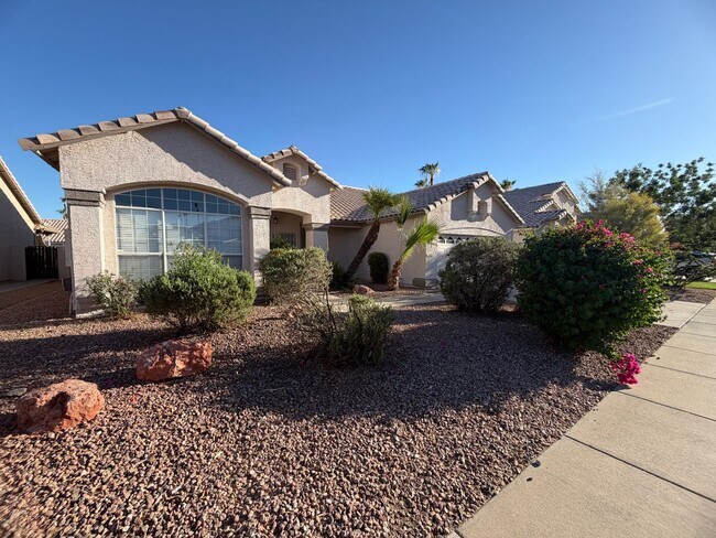 Building Photo - UPDATED BEAUTY IN GARDEN LAKES