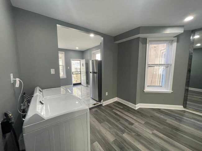 Building Photo - 1611 S Yewdall St