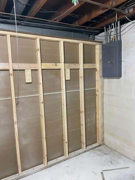 Building Photo - 864 S 45th St