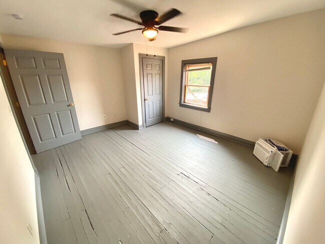 Building Photo - Spacious 5 bed/2 bath on Victor Mins. from...