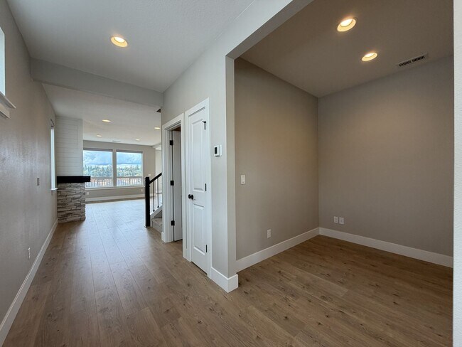 Building Photo - 12425 SW Silvertip St