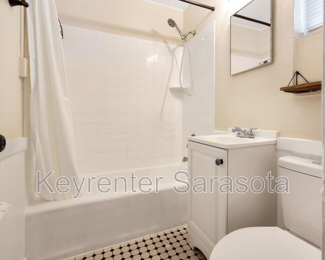 Building Photo - 325 Ohio Pl