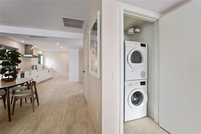 Building Photo - 1491 Lincoln Terrace