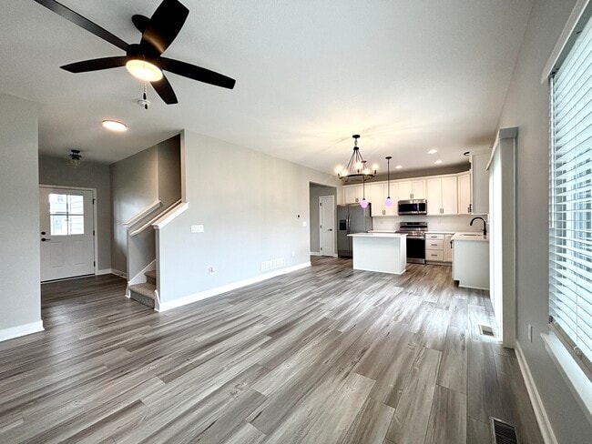 Building Photo - 1502 NE Savana Dr