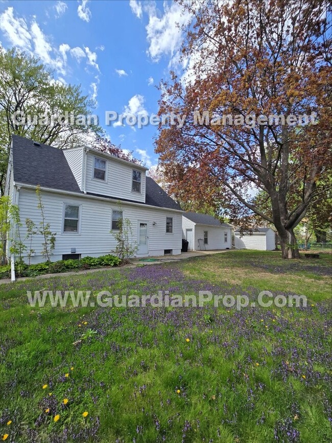 Building Photo - Bloomington Single Family Home, 2 Car Garage, new kitchen appliances!