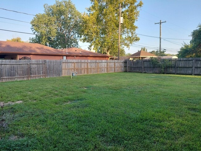 Building Photo - 1401 Glenmore Dr