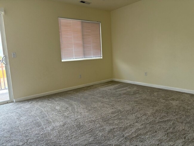 Building Photo - Darling apartment in mid town