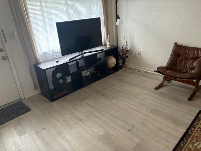 Primary Photo - 8454 111th St