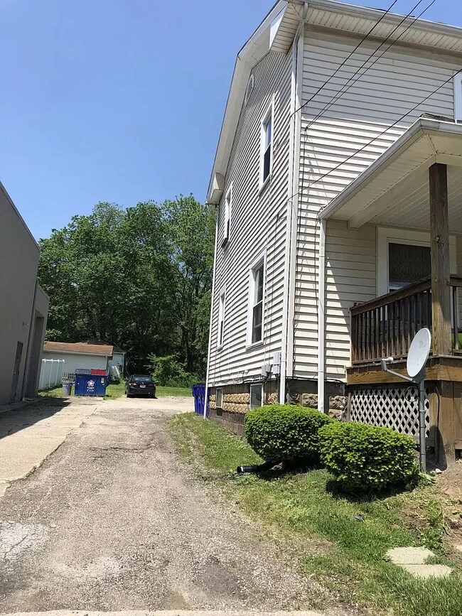 Side and driveway - 918 N Mantua St