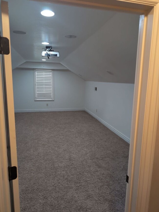 Building Photo - PET FRIENDLY -Spacious 6 Bedroom Home in St. George