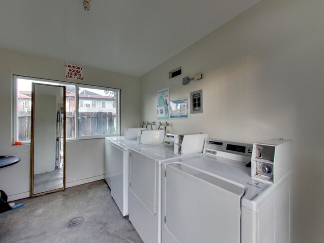 Building Photo - One Bedroom Apartment in Hayward Available...