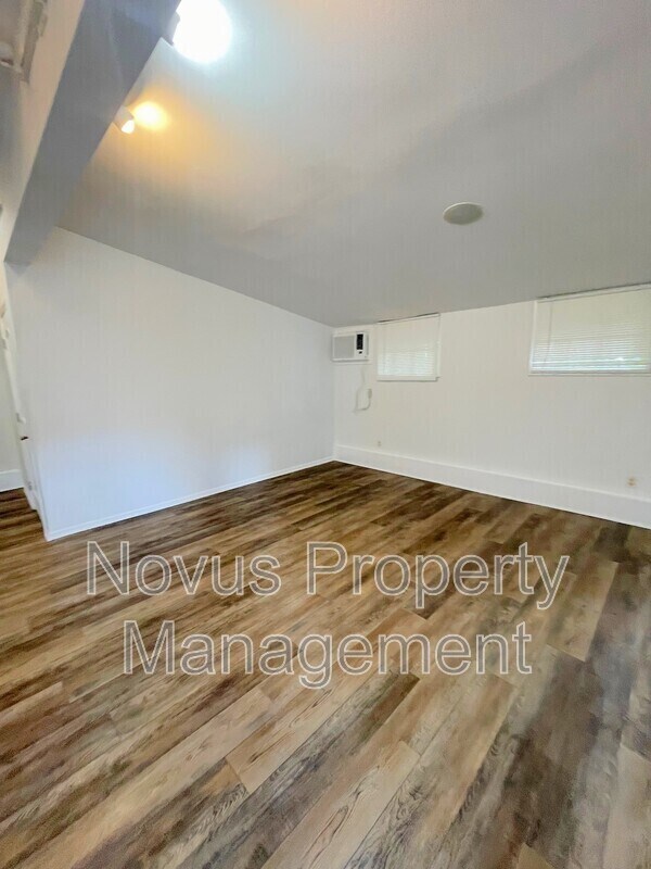 Building Photo - 328 Maple St