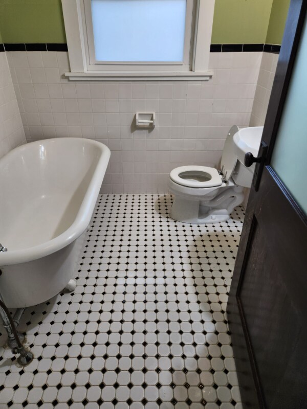 Building Photo - 2600 S 40th St