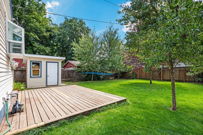 Building Photo - Well-Maintained 3 Bed 2 Bath Cottage in Do...