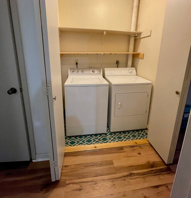 Building Photo - 1051 Country Club Dr