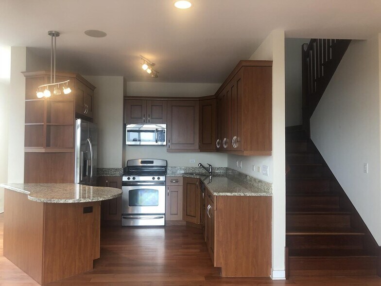 Building Photo - 6957 N Greenview Ave