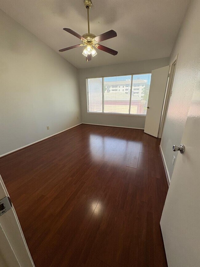 Building Photo - 806 W 24th St