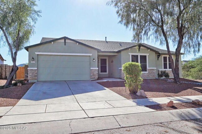 Building Photo - Lovely 4 bedroom, 2 bath home with 2 car garage