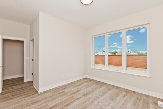 Building Photo - 2725 N Ashland Ave