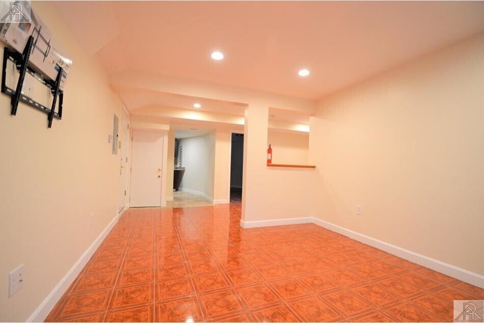 Building Photo - 73 Thatcher St