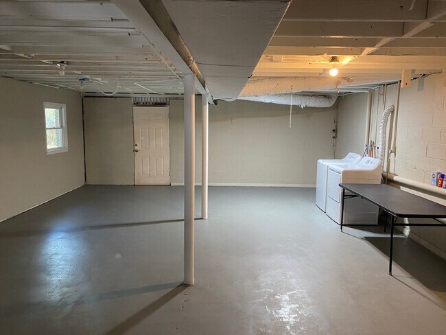 Building Photo - 305 Red Bird Way