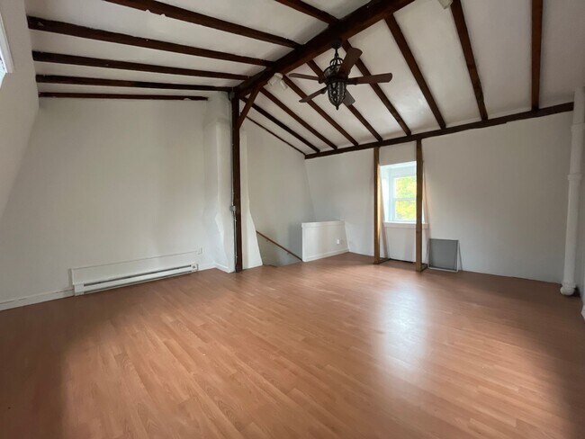 Building Photo - Beautifully Maintained End-Unit Townhome f...