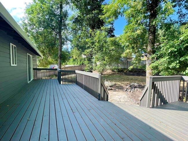 Building Photo - SPACIOUS 4 Bed/3 Full Bath Home in West Linn