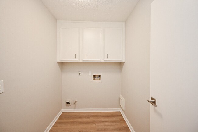 Building Photo - 2818 Green Fields Dr