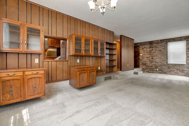 Building Photo - Fabulous 5 bedroom home walking distance to UofA!