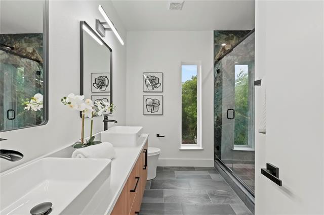 Building Photo - 935 W Twelfth St