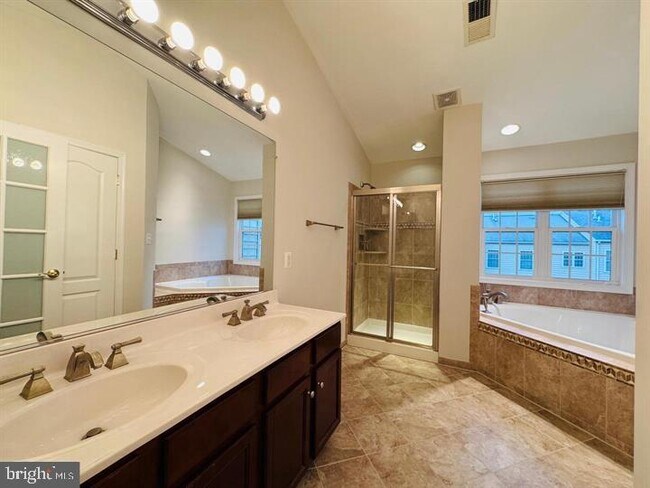 Building Photo - 25550 Oak Medley Terrace