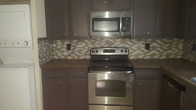 Building Photo - 663 Watson St