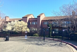 Building Photo - Large 3 bedroom, 2 bathroom condo with ama...
