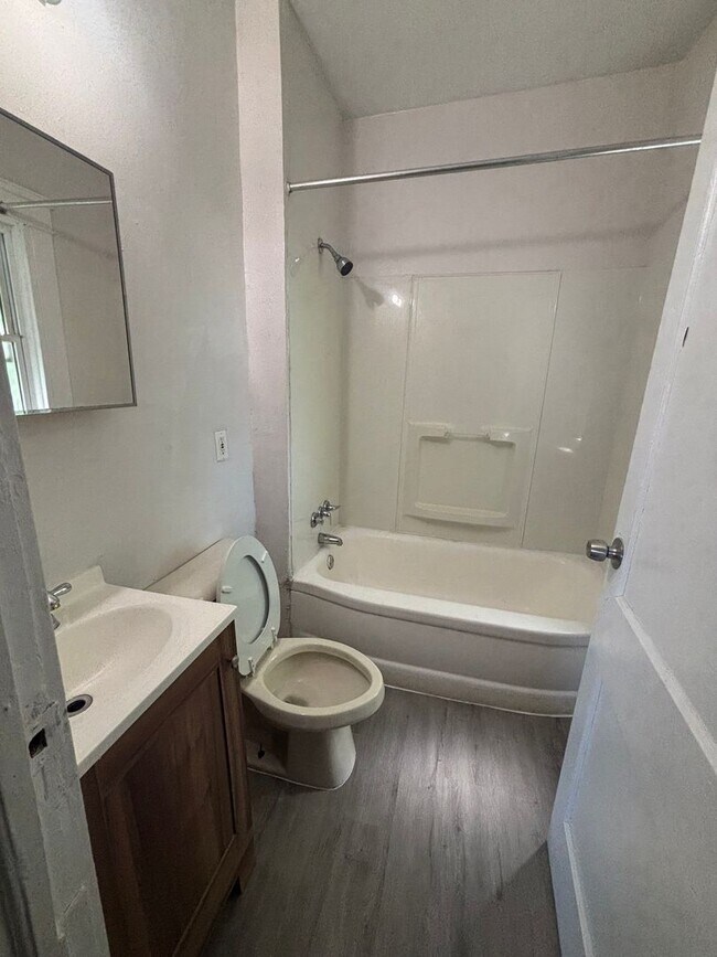 Building Photo - 4bd Single Cash Pay/Section 8