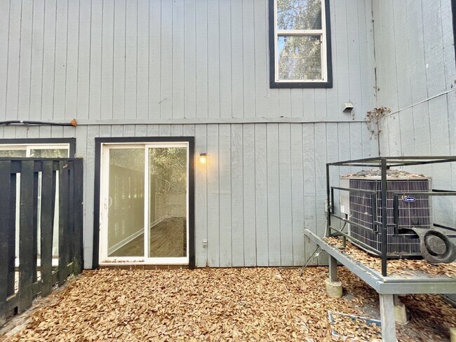 Building Photo - 2 bedroom, 1.5 bathroom townhome in Creeks Edge. Accepts Section 8.