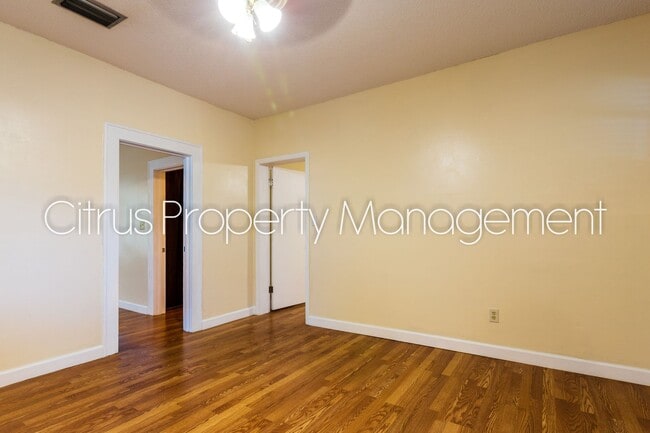 Building Photo - Charming Duplex in Mills 50 District
