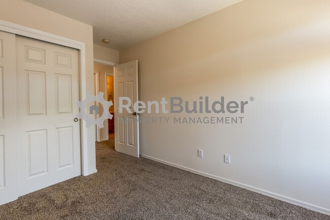 Building Photo - JANUARY MOVE IN SPECIAL: $500 Off 1 Month'...