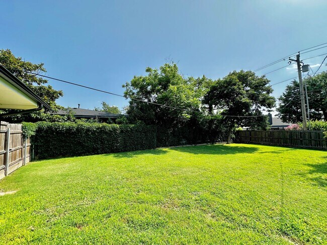 Building Photo - Lawn Care & WiFi Included
