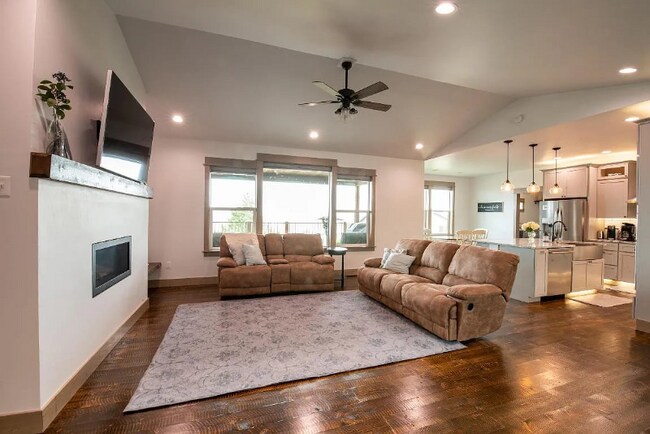 Building Photo - 965 Sonoma Dr