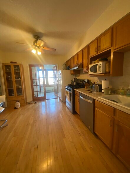 Building Photo - 4916 W Cornelia Ave