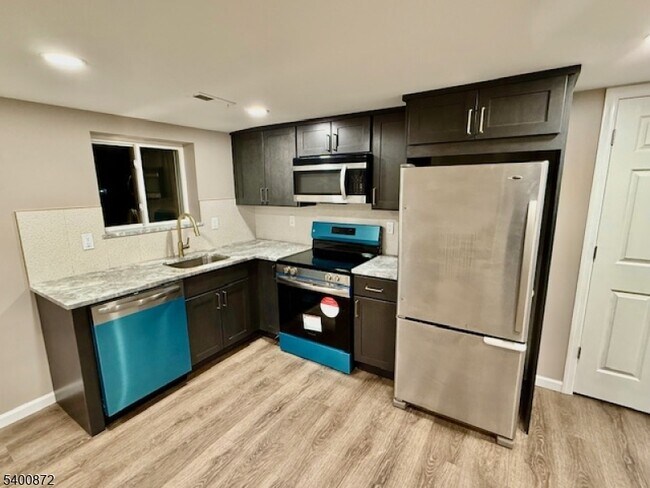 Building Photo - 264 Girard Ave