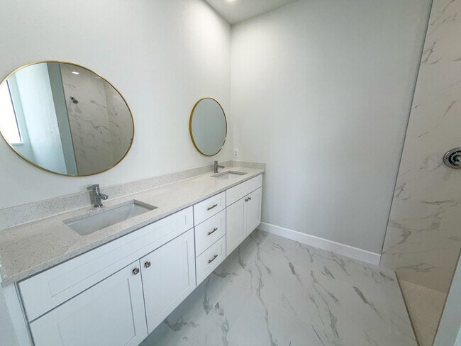 Building Photo - 1227 SE 3rd Ave