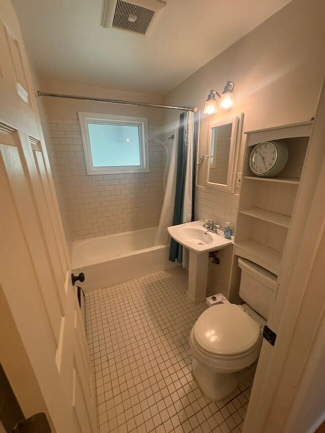 Building Photo - 3 Bedroom house in Rogers Park!