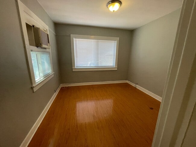 Building Photo - Gorgeous 2 Bedroom Home! Convenient Location!